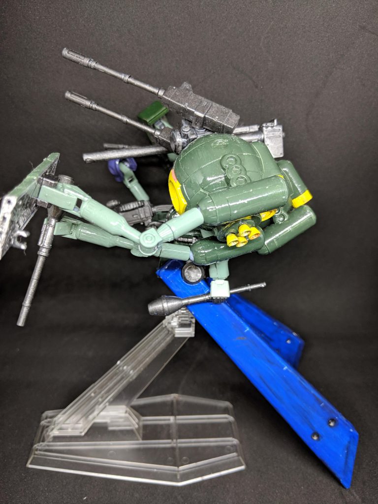 基本1人乗りだが、両肩のスラスターポットにボールのコックピットをそのまま使用可能