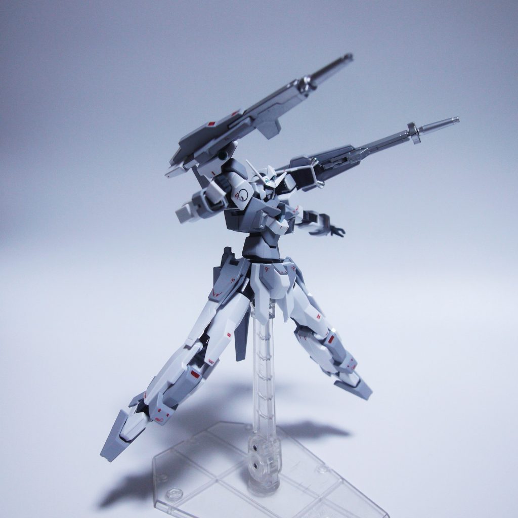 ハイパードッズライフルを肩にマウントポージング