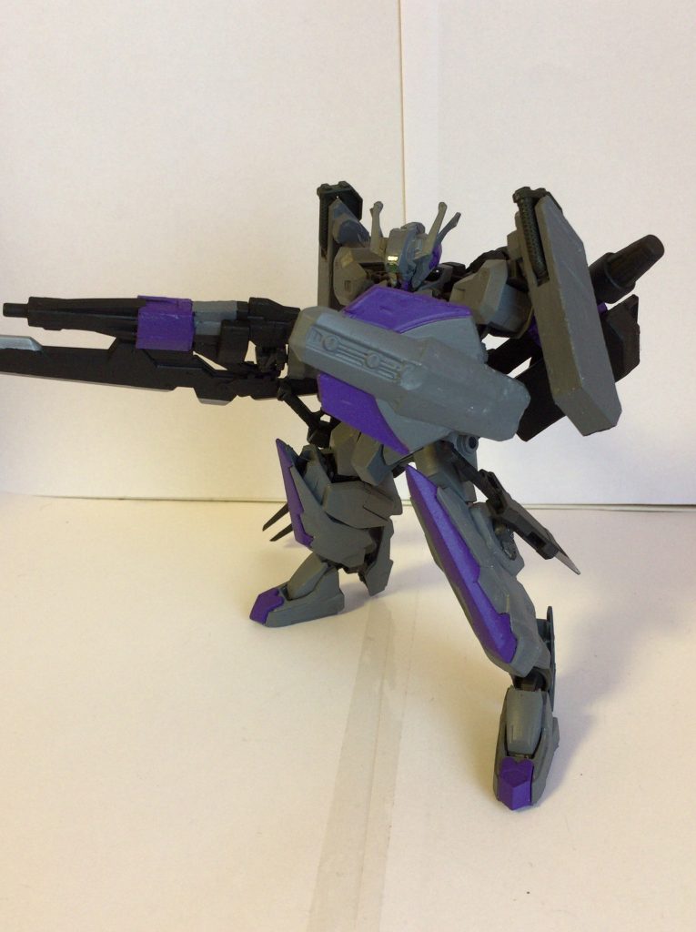 シールド
ナノラミネート装甲を何重にも重ねた上一番外側をナノラミネートコートで覆った装備で通常のシールドをしのぐ防御力を持つ元々はバックパックにアームで接続された状態で二つ装備していたものを過剰な防御力であると判断して一つに減らし手で持てるように改修