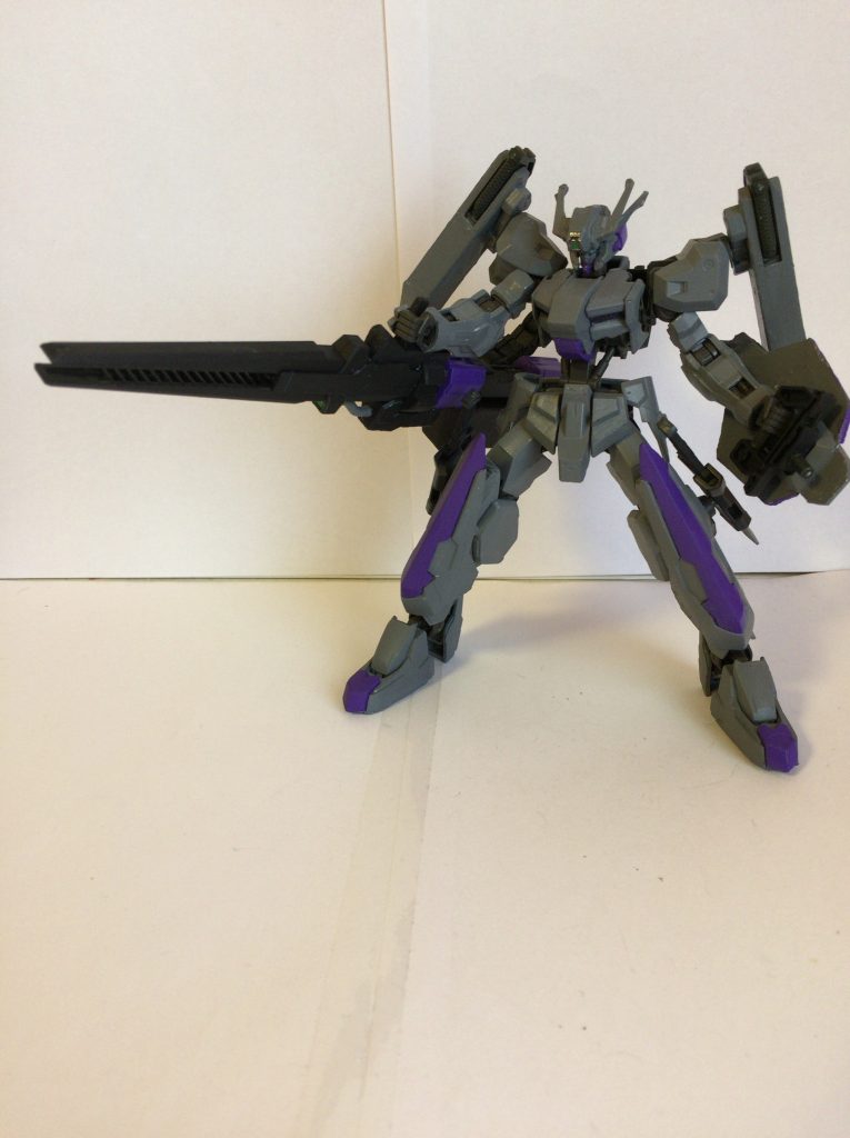 大型レールガン
本機メイン装備、元々二丁装備されていたがダインスレイブ発射専用のものだったため一丁に減らし通常弾用の大型弾倉を追加したそれでも通常のレールガンをしのぐ威力を持つ