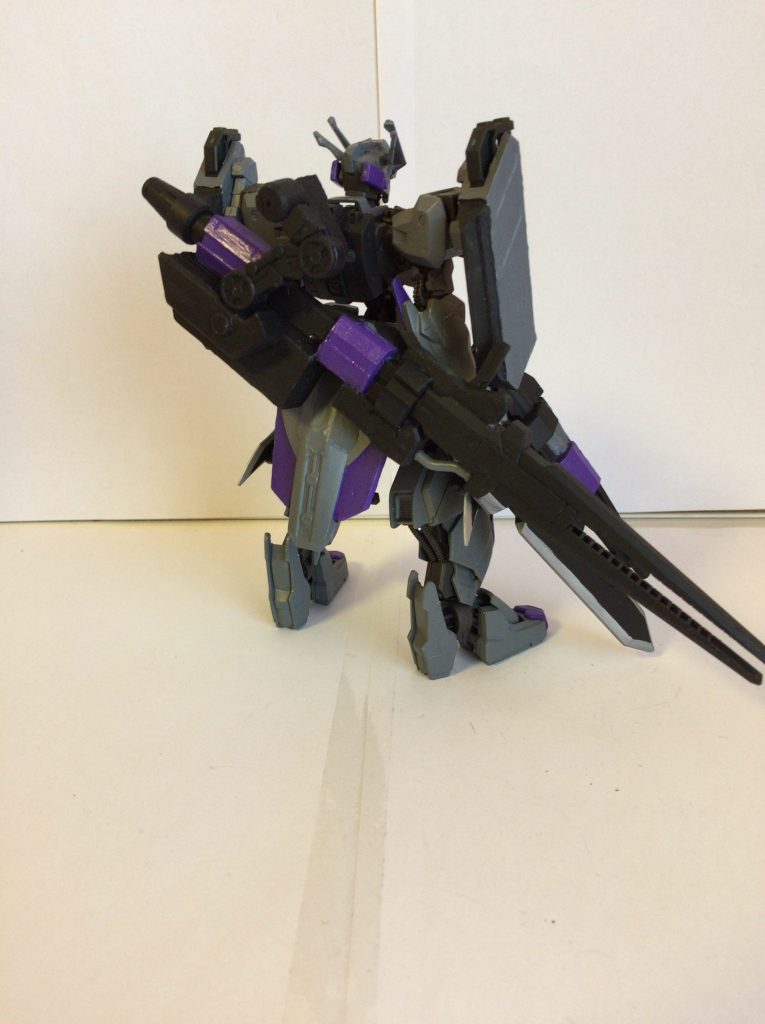 一部破損はあるもののほぼ完全な状態で発見された。
頭部に長距離カメラを搭載しダインスレイブで相手の射程外から攻撃する戦法を得意とする機体だったが、発見したのが傭兵でこの機体が対MA特化の機体であったため対MS戦に合わせて装備が一部変更された。