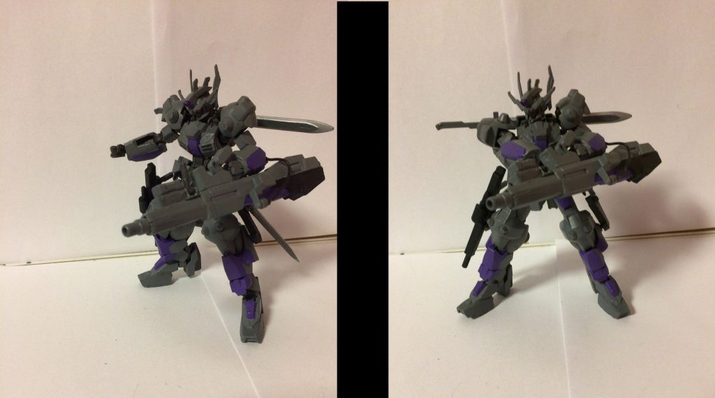 ナパームブラスター
本機のメイン装備。本体から腕のケーブルを通してエイハブ粒子を供給し砲身内部でエイハブスラスターと同じ原理で粒子を放出することでナパーム弾の弾速を上昇させる。
なお粒子は発射と同時に砲身後部の排出口より排出される
大きな威力を持つ反面本来は機体外部で使用するスタスタ―の原理を砲身内部で使用しているため砲身にかかる負荷が大きく自壊を伏せぐため一発撃つと一定時間砲身を冷却する必要がある