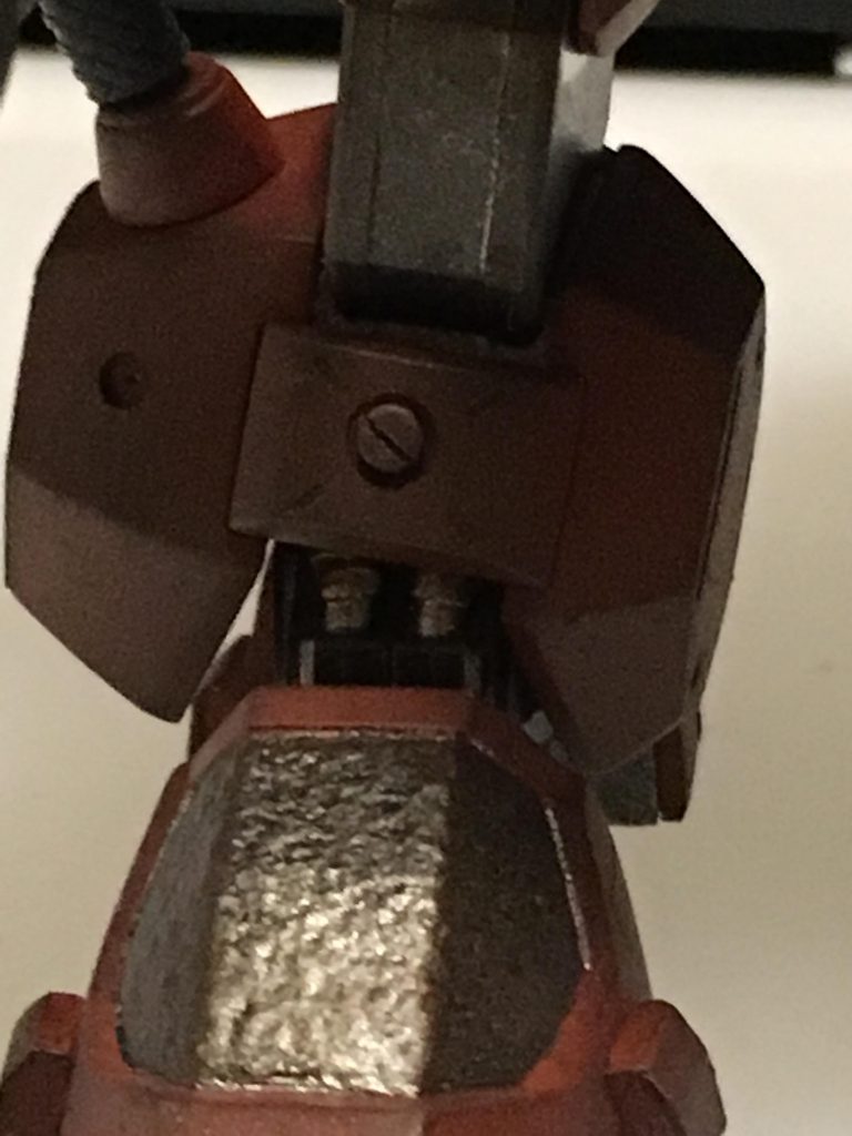 シリンダー部分を塗装、その上にあるネジっぽい何かは円形モールドを彫った部分に切断したプラ棒を埋め込みました。