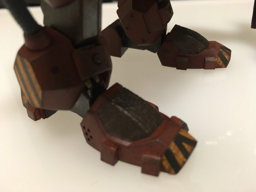 足の甲にも鋳造表現、穴をあけたり足回りにブロック状の何かを盛ったりゴツゴツ感をアップしました。