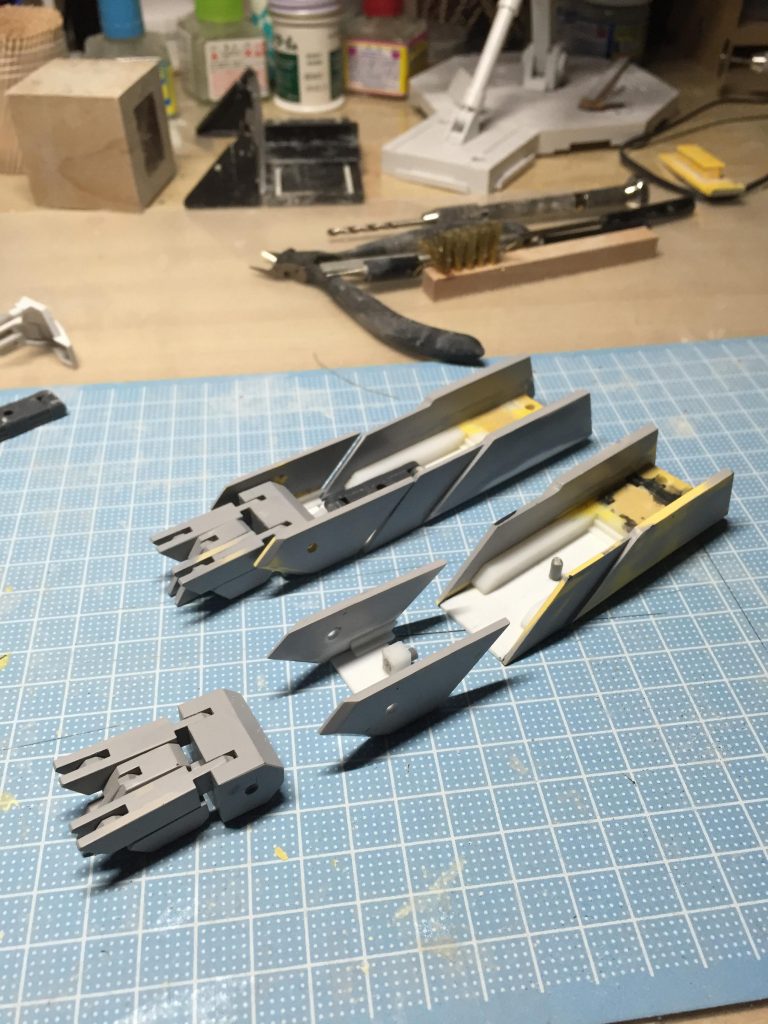 ダッシュユニットはプラバン、ポリパテ、エポパテなどを用いて、おゆまるでの複製もおこない、とにかくいろんなことを駆使して製作しました。