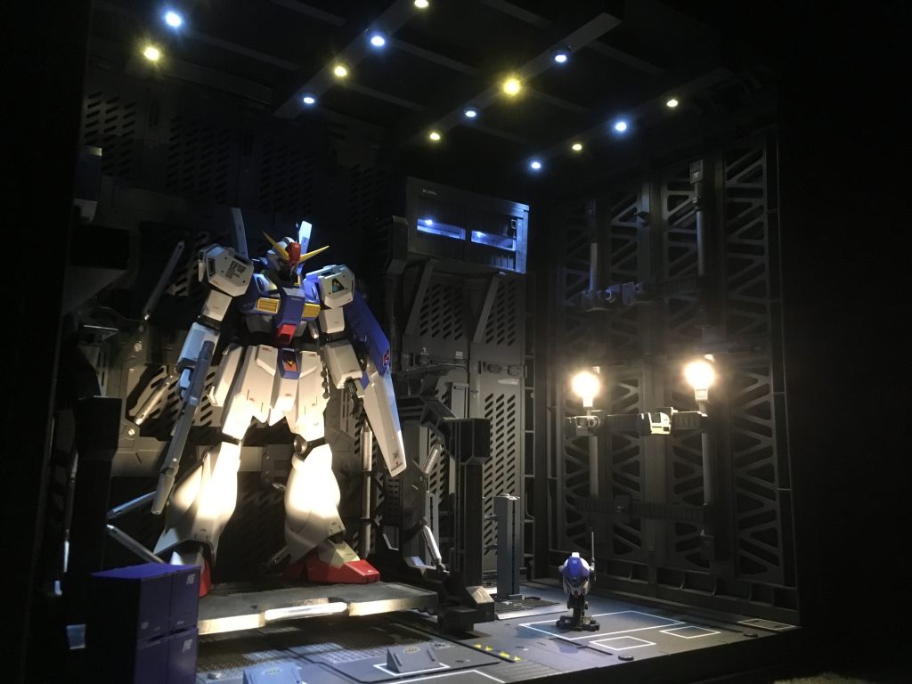 製作工程2
百均のLEDは光量が少なく、明かりの色が同じなのも不自然だったため配線をやりなおし。
天井の照明は実際の建物を参考に白とオレンジのLEDを交互に配置。また、間接照明としてウェポンラックと床面に電球色のLEDを配置しました。床面のランプは特にいい味を出してくれています!