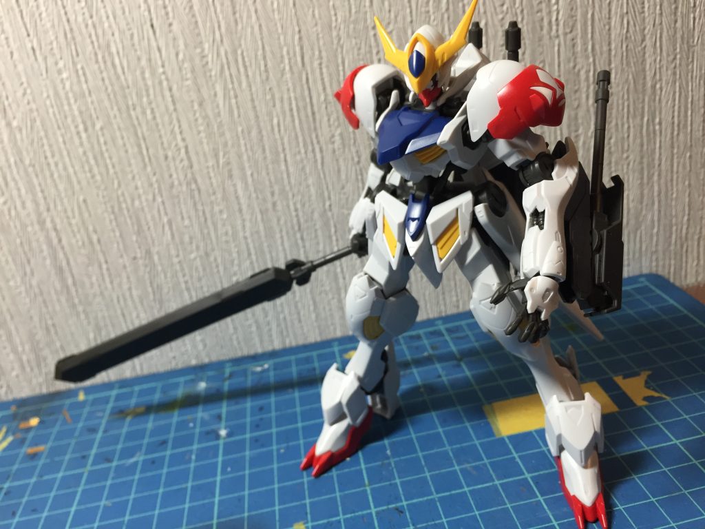 素組みとの比較。
赤が目立つ一方でなんとなく青が暗く沈んでいる印象を受けたので上のように塗装しました。