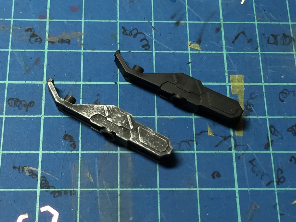 ドライブラシをすることで、ガンダムフレームの年季の入り具合が表現できます。
おそらくこの部分はテイワズで新たに追加されたところだから、設定上こんなに古臭くはないんだろうけど。