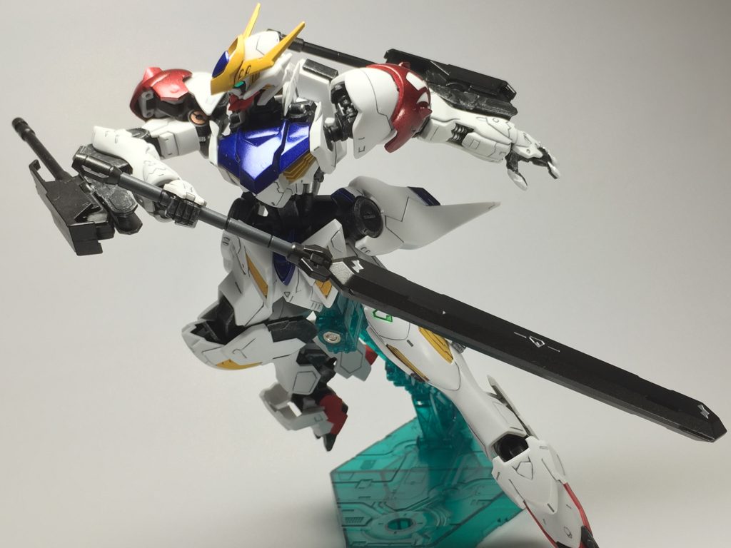 青い部分はレーシングブルー、肩の赤はメタリックレッドで塗装しました。

鉄血のオルフェンズの機体はタイトルの通り、剛鉄などの金属感が非常に重要と考え、ガンダムフレームにはドライブラシをしながらなるべく細かく塗り分け、メイスや武器などとはまた異なった質感になるよう仕上げました。