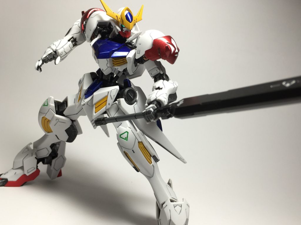 あとは所々肉埋めやシャープ化、合わせ目処理などをしましたが、どれも必要以上に手の混んだことはしていません。

ガンプラはもともと地道な作業が多くて飽きやすいところがありますので、適度に手を抜きながらそれっぽく作品を完成させることが大事だと思います。