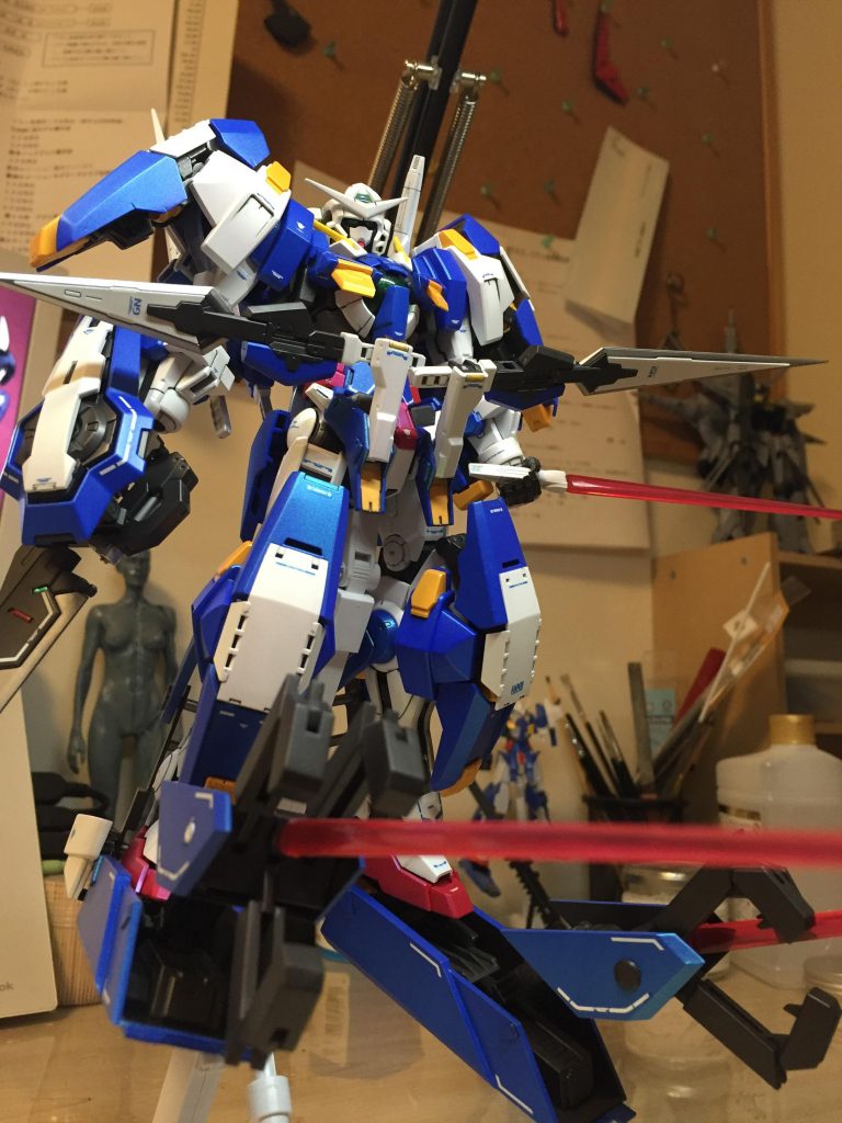 すみません、画像が残ってなく背景がうるさいことになっていますが、ダッシュユニットは展開します。
腰のフロントアーマーにもサブアームをつけています。この辺りはメタルビルドのアヴァランチエクシアダッシュを参考にしています。ちなみにサブアームはHGのアドヴァンスドヘイズルのものを使用しています。