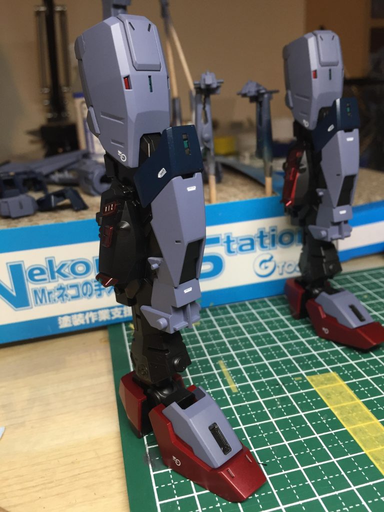 本キットは装甲の要所要所が開口していて、フレームのディティールが覗くため、そのあたりもメタリック塗料などで塗分けています。