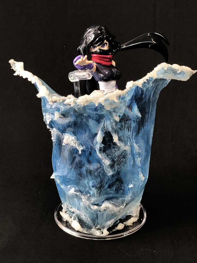 正面から。透明プラ板を熱で形を形成し、クリアブルーで塗装。その上に艶出しクリアを吹いています。