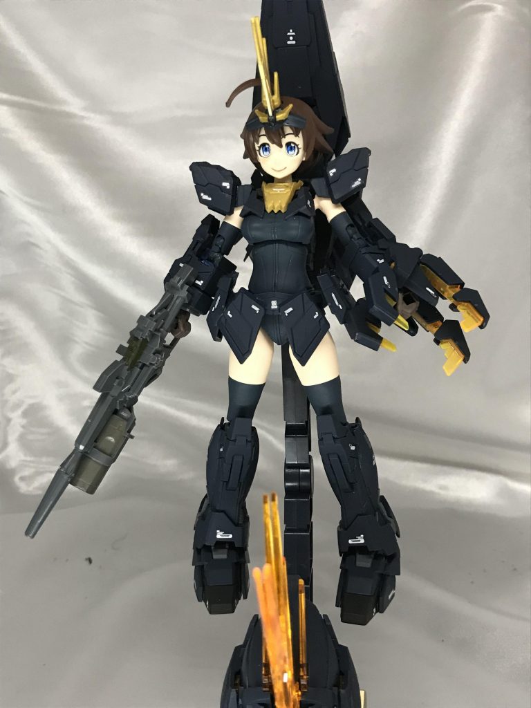 今回は中古ショップでヘッドディスプレイも手に入ったので、少し塗装して仕上げました。
角がクリアーなのめっちゃカッコいい!(///▽///)
個人的にバンシィノルンのUCは背中に盾を背負うのが好きなので、今回は背中固定に。