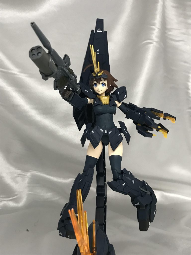 前述の肘関節はねじりにこそ超絶弱いですが保持力はあるので、リボルビングランチャー付きマグナムも綺麗に構えられます。