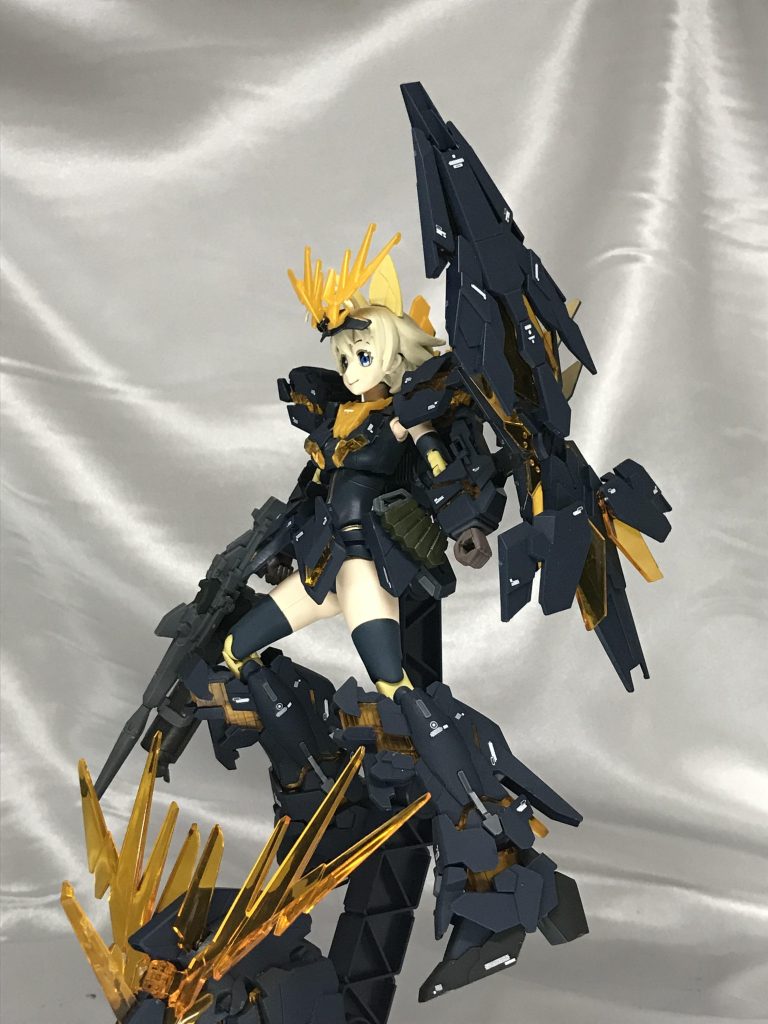 盾は重量があるので背中のアームで接続。
しっかり保持できるので可動の妨げにならずいい感じです。