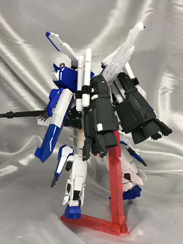 背部はEX-ｓの印象を崩すことないよう気を付けました。
肩とプロペラントタンクは腕に直接接続すると物凄い重量なのでアームによる保持に変更。
大きく背中側にEx-sの肩を逃がせるので可動に問題はなさそう。
腕はほぼナミさんのまま。