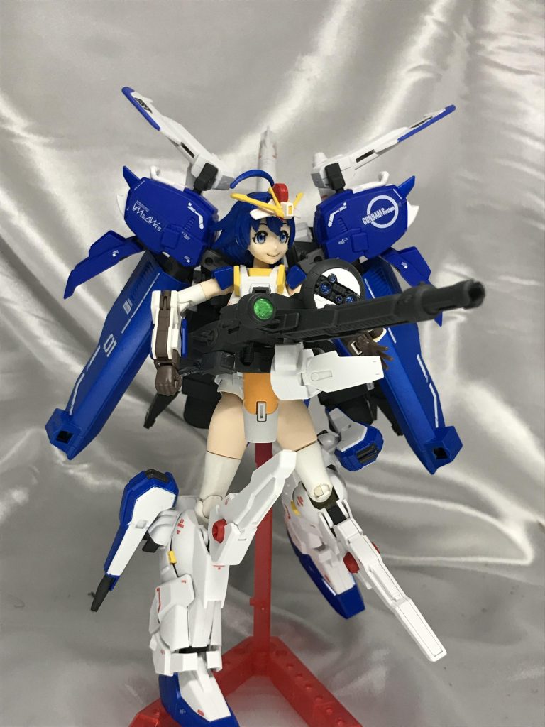 スマートガンは本家と同じく腰に接続しているので重量を負う事無く構えられます。
ただライフルそのものがデカいので脇抱えがつらい（笑