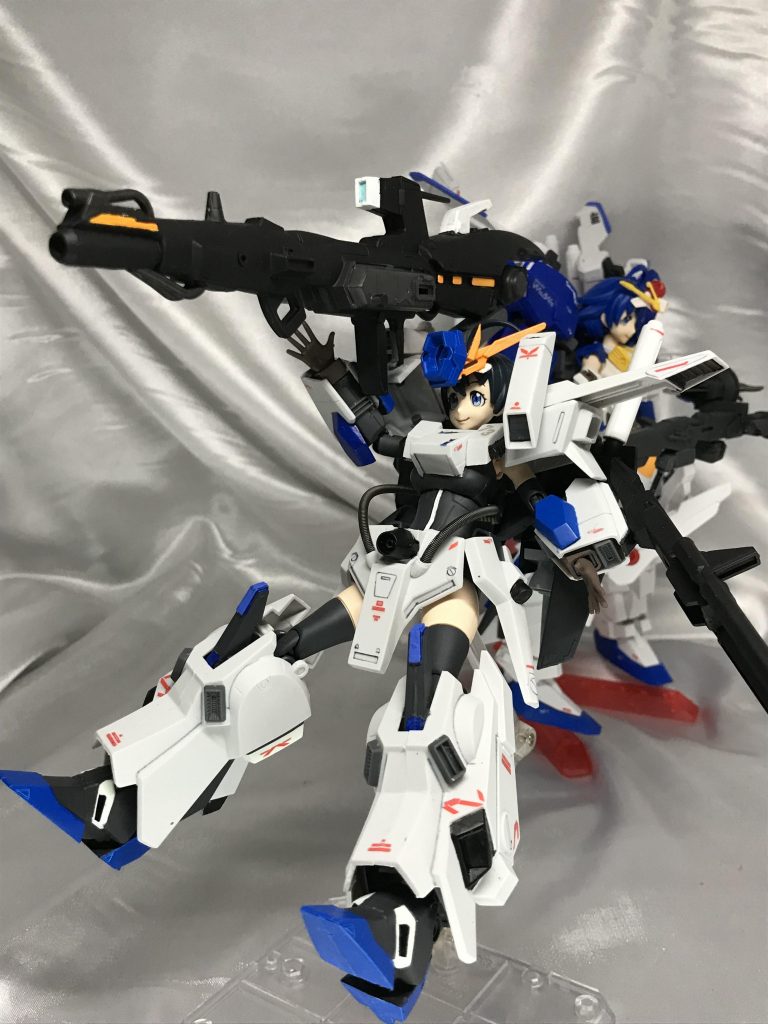 FAZZといえばこのランチャー。
この巨砲にボディが負けてないFAZZそのもののスタイルを意識しました。
可動の問題でダブルビームライフルは左手に変更しました。