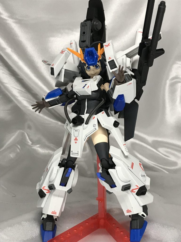 女の子らしい内股もいいですよね。
ランチャーは基部を動かせば背中側に。
デカールは市販のものをそれとなく張りました。
一応下にグレーのZZの状態があるんですが、強度の問題で堕着負荷にしました。
グレーの素体ZZがめっちゃかっこよかったんで、HGで再現しようか考えてしまいます。