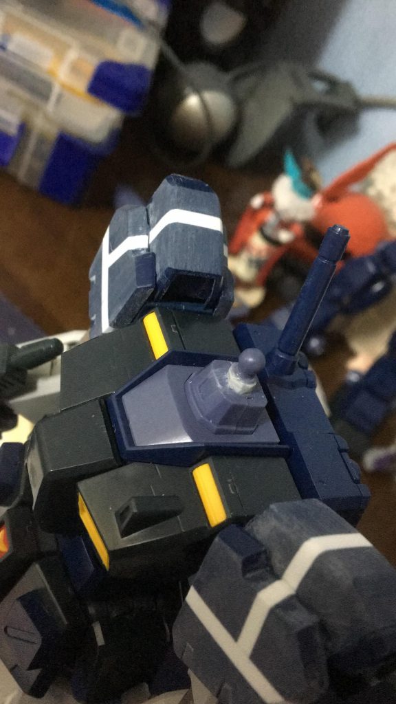 というのも首の方を胴体と首の間で2㎜、首の軸を2㎜それぞれ延長しておりまして、かなり長くなった結果首の後ろが丸見えで恥ずかしくなったので。。。
写真は加工前ですが、ランドセルはMK-2のものを胴体の後ろ半分ごと移植して両面テープとパテで強引にくっつけてあります。