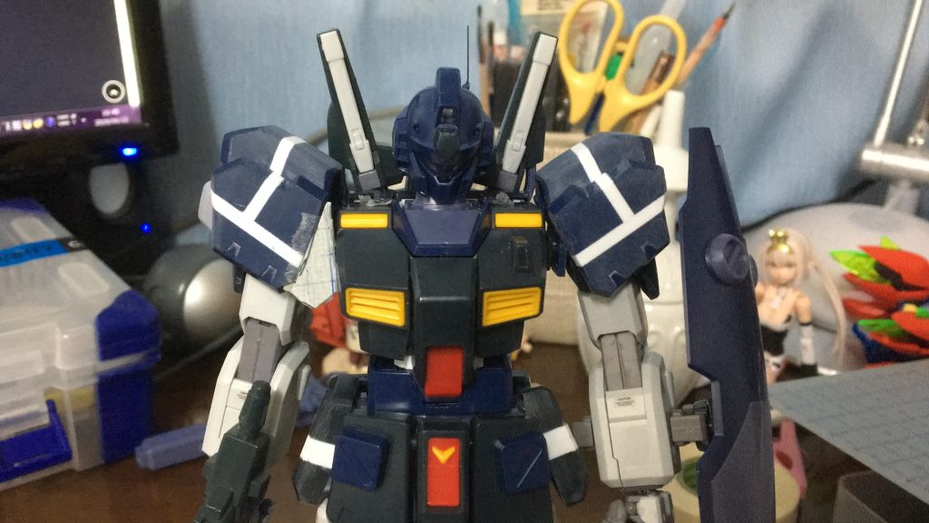 怒り肩にした際に腋がスッカスカになったのでプラ板で作ろうかと思いましたが、「肩の軸になっているパーツを左右逆にすれば良いよ」とアドバイスをいただきそうしたらめちゃんこ上手くいきました