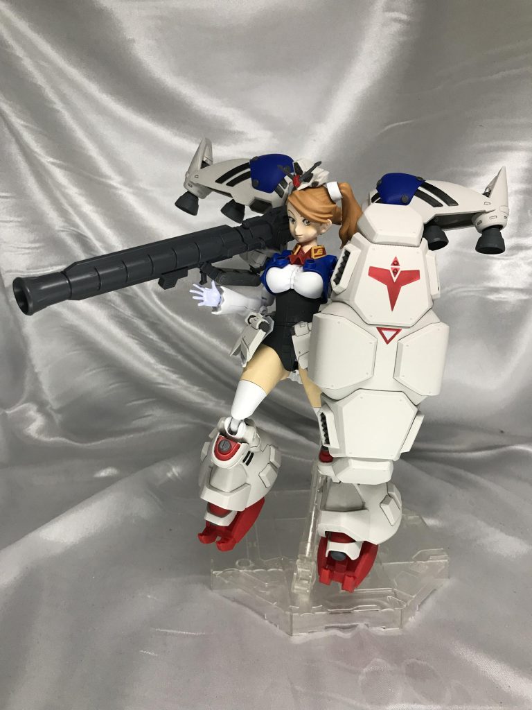 肩バインダーは自由可動でやや背中側へ、バズーカを避けて展開できるのでGP02でやりたい動きはできるようにしました