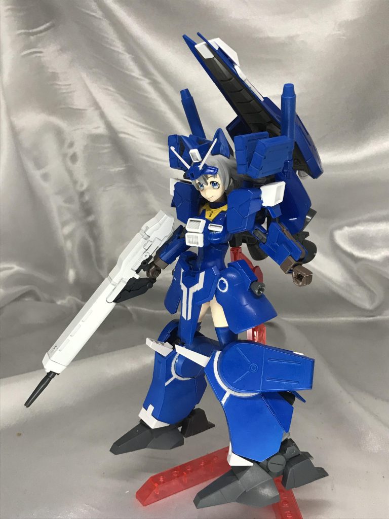 盾はHi-νブレイブを軸にそれっぽく盛りました。
重い乗せ背部からアームで保持、その恩恵で取り外すことなく高速形態の配置に出来ました。
