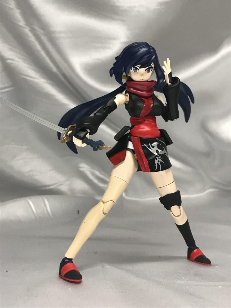 忍刀って取り回しやすいように少々短いんじゃないかと思いましたが、ビルダーズパーツの刀をそのまま使いました(笑
やはり逆手持ちはカッコいいです(*゜ー゜)