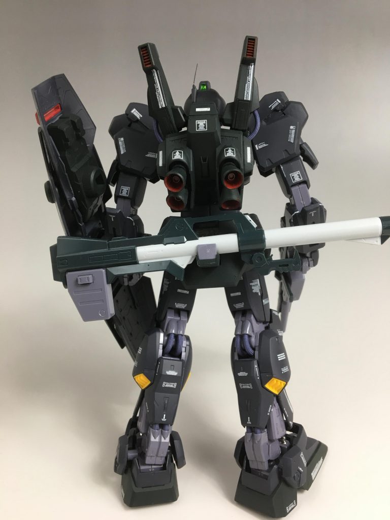 武器は触るのが面倒だったので何も触っていません。。。
MK-2の部分は手足の装甲板が稼働する辺を段落ちモジュールにしたのですが、色を塗ったらわからないですね・・・。
カラーは濃い部分をグリーンベース、手足などの薄い部分をブルーベースで作成しているのでかなり濃い黒ですがぱっと見で同色でないことが分かるようになっているかなと思います。