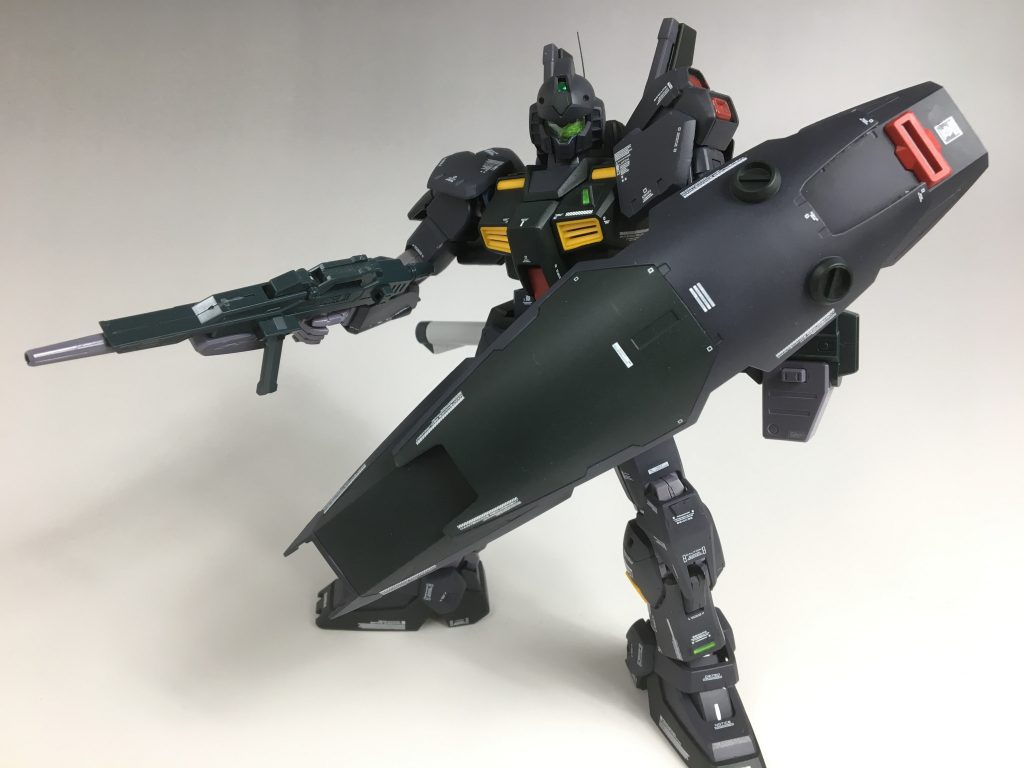 シールドはクゥエルのものをベースにMK-2の盾を上下に貼っています。