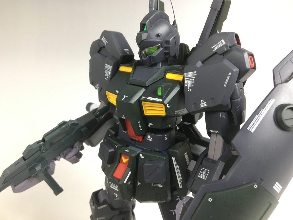 胸部のC面をパテで埋め、両肩にいかり肩風にしようと中央のダクトを追加して高くしてあります。
胴体はコックピットをぶった切ってプラ棒を挟んで延長しました。ここが細いままになっているのですこしスタイリッシュに見えるようになった気がします。