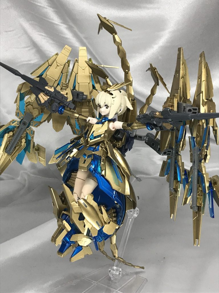 足首に結構アーマーを盛る分、足は肌色に塗りなおし素足に変更しました。
ふくらはぎから下はダイバーナミの装甲足を使い、そこからフェネクスの装甲を貼り付けました