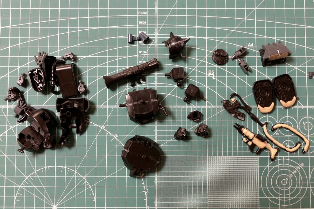 10:30
時間との戦いなので、乾燥時間の管理が大切。ということで全パーツを切り出してゲート処理のみ(左)、合わせ目消し必要(中央)、穴埋め必要(右)の3種類に分類。まず穴埋め処理をヒートペン+速硬化エポパテでやって乾燥、合わせ目消しはMr.セメントSPで接着して瞬間カラーパテを盛って乾燥させてから、ゲート処理のみのパーツからやすりがけ開始!