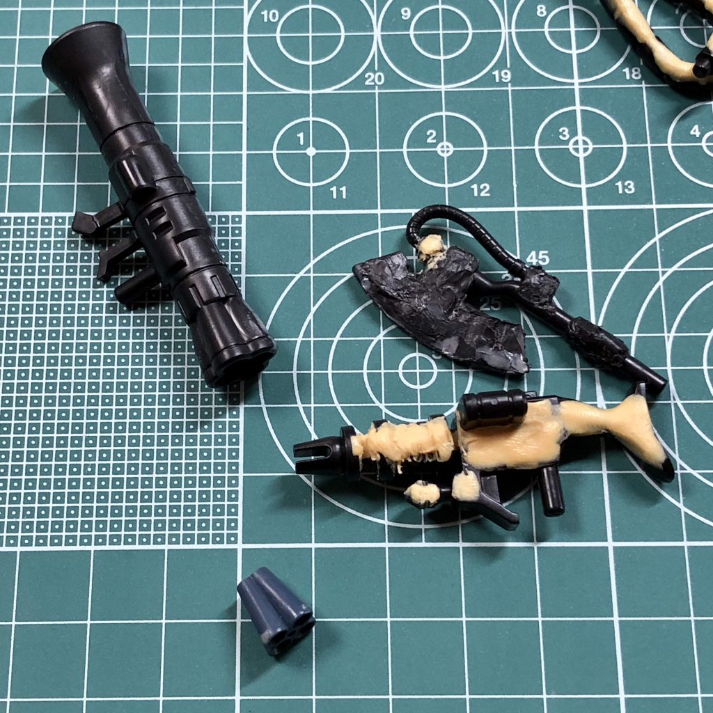 時間が足りなくなったのは、ここでザクマシンガンの左側面の肉抜きの復元に時間を掛け過ぎてしまった事が原因だと思う。反省!