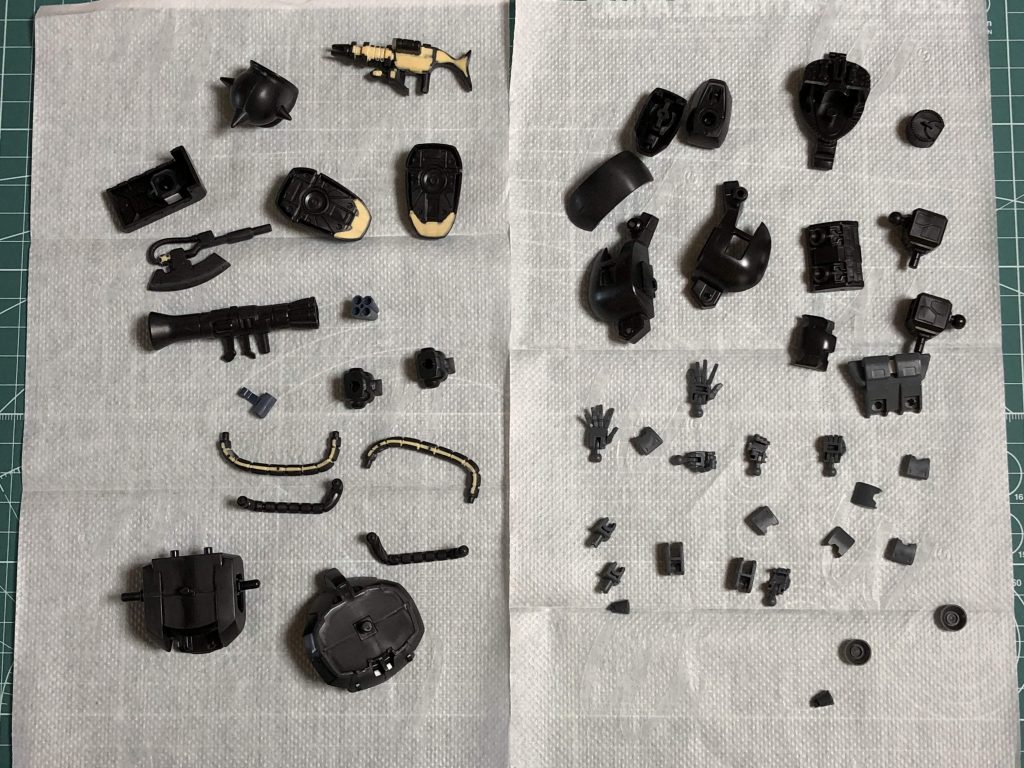 16:00
ゲート処理のみパーツ→合わせ目消し必要パーツ→穴埋め必要パーツの順で、パーツ整形を終えたらもうこんな時間!洗浄して乾燥させつつ、遅めのランチへ!