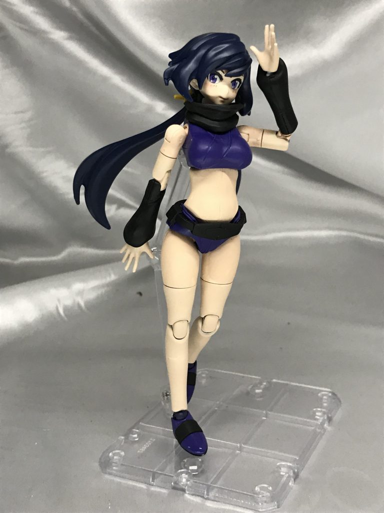 服装がスポーツっぽいので、どこかアスリートに見えます。
スカーフはとろうか迷いましたが、ナミさんと並べるときの対比を考えて残しました。