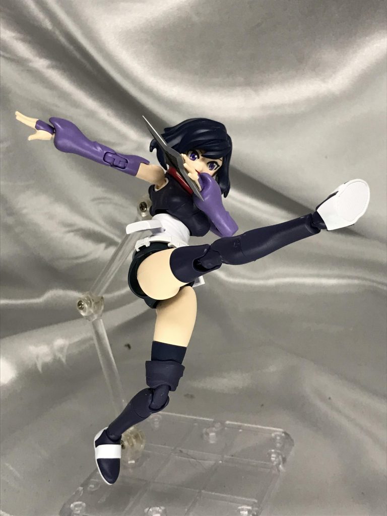 納得の足可動。
太ももを露出したことでより蹴りポーズが決まります。
そもそもダイバースーツで戦うことがあるのか迷いましたが、
そんなこともある、きっと(適当