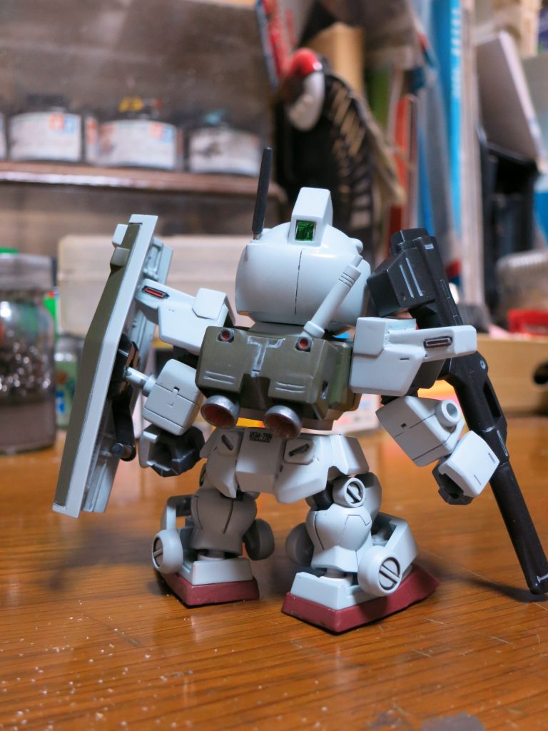 ランドセルはサーベルの柄こそＨＧＵＣパワードジムの余剰パーツの転用ですが、それ以外は自作。細かな角度調整がなかなか大変なんですよね。