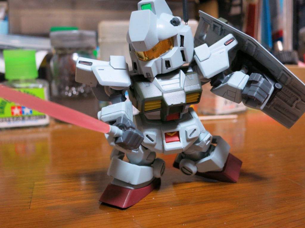 可動の少ないＳＤフレームといえど、なかなか良いポーズが決まります。あまりそう見えないのはボクのセンスの問題と思いたい。