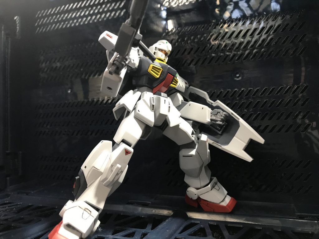 ローアングルからの1枚。胴体と脚部がややマッシブなのでジムっぽくないですね。