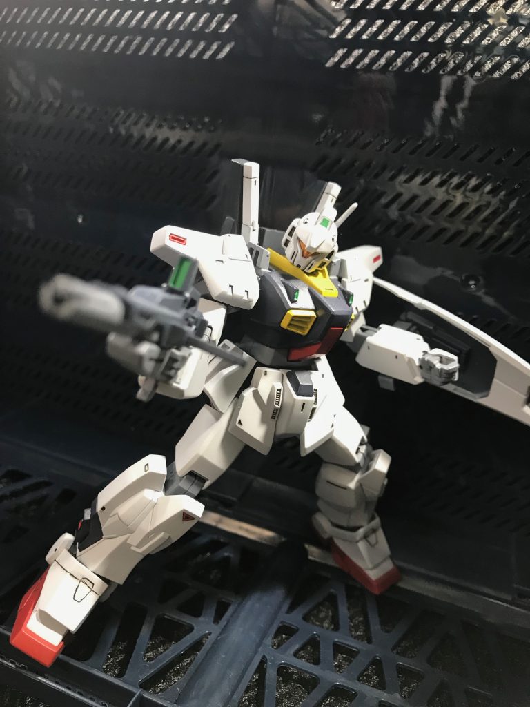 ビームライフル構えポーズ。後ハメしたので保持力が不安でしたが、しっかり武器と盾を構えられます。