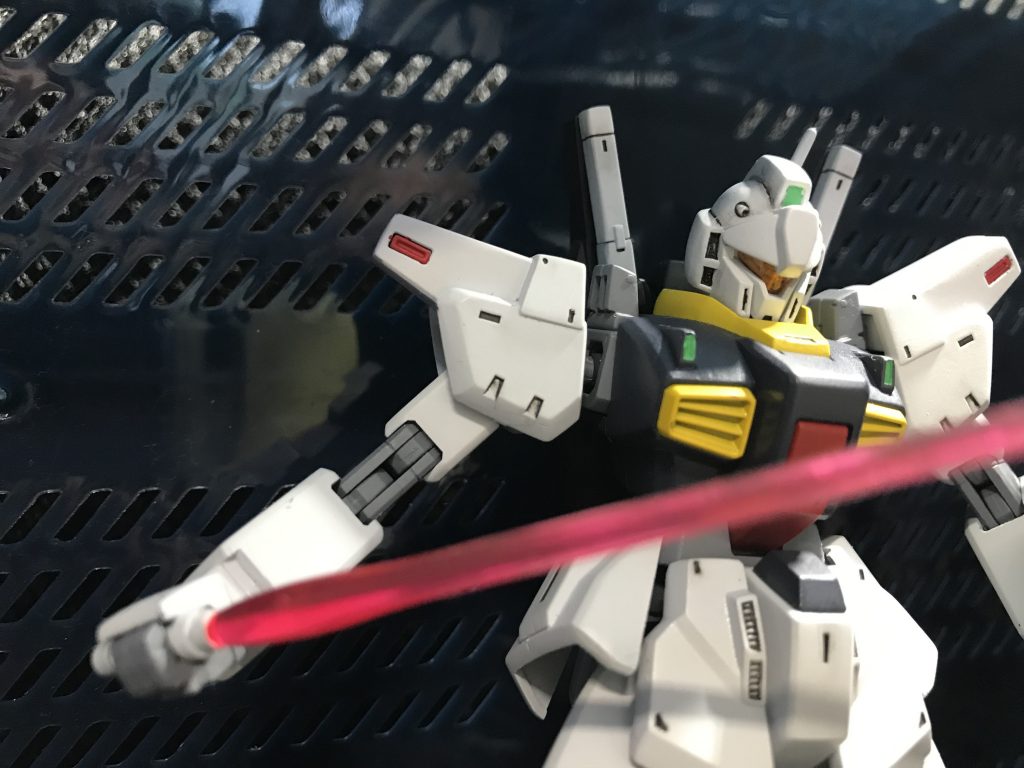 ビームサーベル装備バストアップ。脚部のラッチから取り出して装備する方式です。
もちろん、バックパックからも装備可能。