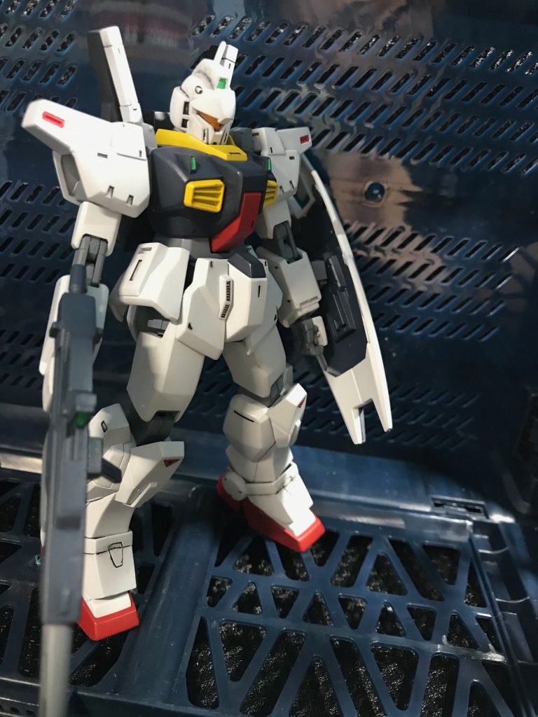 素立ちポーズ。シルエットは割とすっきりした感じになっています。
意外と見た事あるようで見た事ないような機体になったかと。