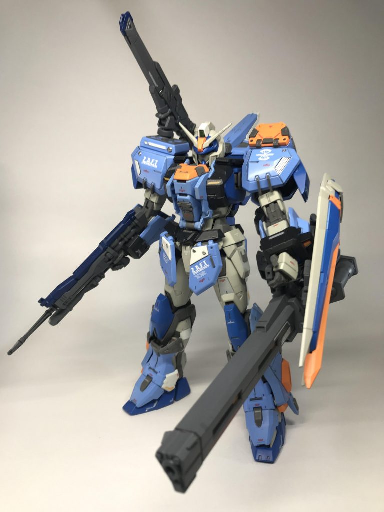 おまけ的な要素で、ビームサーベルのラックを一部オミットしてミキシングにて製作したアームを接続、ゲイボルグを懸架できるようにしました。さながらレーゲンデュエルです。