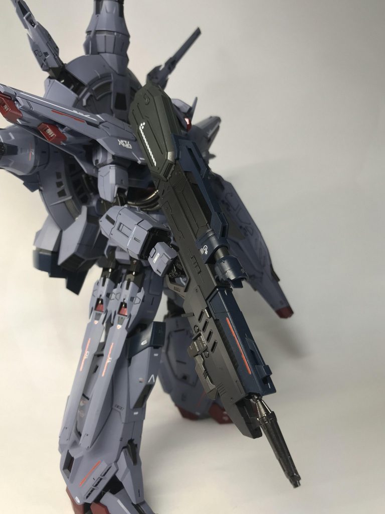 過去のモデグラに塗り分けで情報量を密にするという記事を見て、グレー系も赤、青、緑系といった色を調色して塗装しています。原作イメージからは離れてしまいますが、個人的には気に入っています。