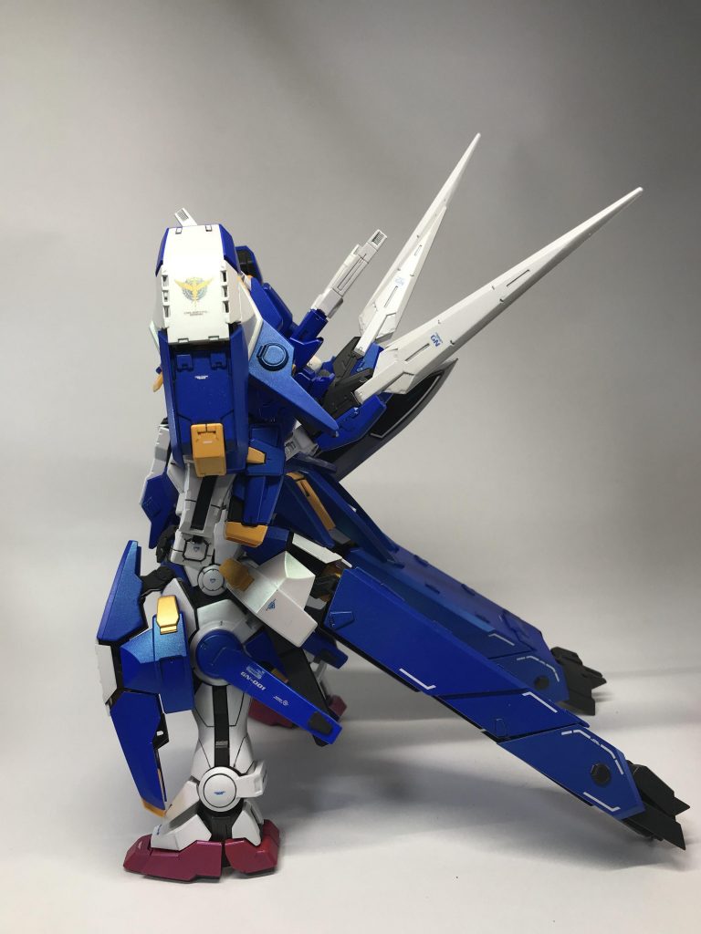 アヴァランチエクシアを3キット分使っているため、GNロング/ショートは背中にそれぞれ2セットずつ積載させました。トゲトゲしくてかっこいいです。