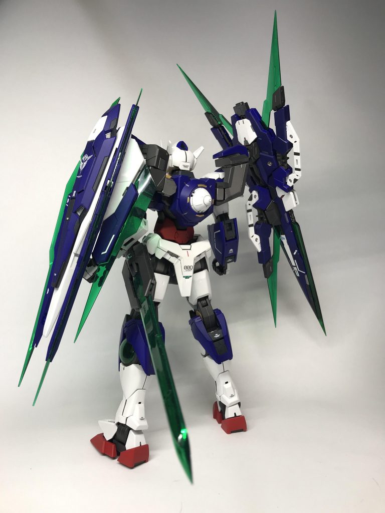 フルセイバーのマウントは、元あるクアンタのバックパックにそのままかぶさる様につきます。
この状態だとクアンタムバーストは出来ないようになります。
設定的にはELSとの対話ではなく戦闘特化なのでそこは問題ではないということでしょうか。