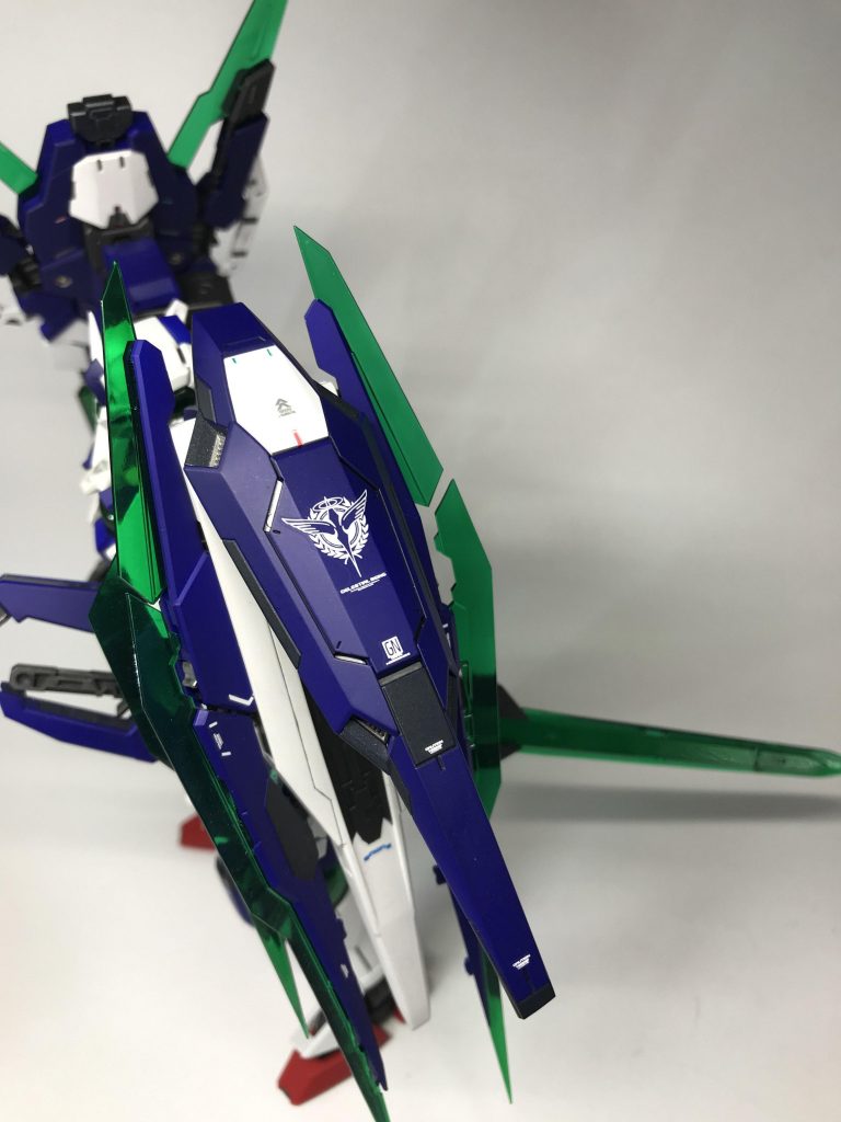 今回ブルーはフィニッシャーズのブライトブルーを使っています。初フィニッシャーで溶剤もピュアシンナーを用いましたが、エアブラシで吹くとき、たしかにほかに比べキメが細かい印象を受けました。
エアー圧もたしか少しだけ高めにしたような覚えがあります。