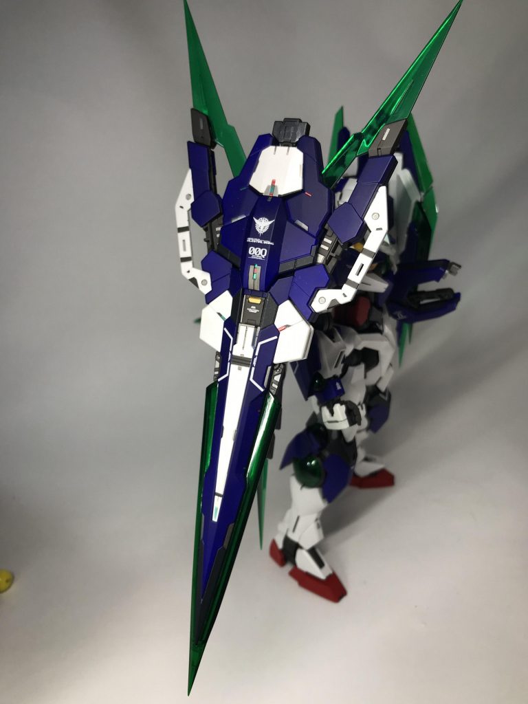 フルセイバーも青と白だけでは物足りなかったため、個人の解釈で塗分けを行っています。
大分印象が変わりましたが、どうでしょうか。
デカールはMG エクシアやクアンタのものを部分的に切ったりしてうまく形状になじむように貼っています。